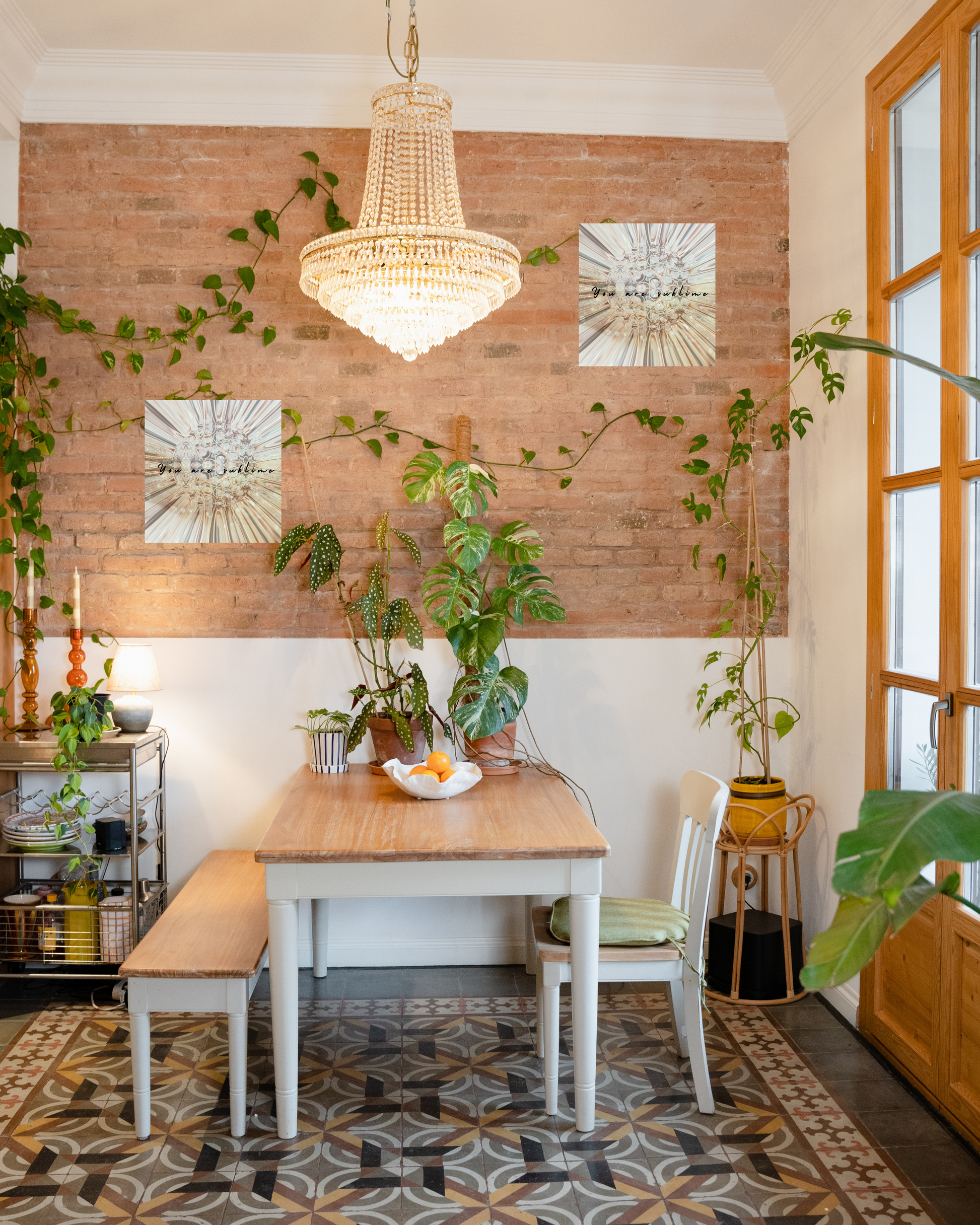 contemporary yet glam breakfast room with diamond gold floral wall art